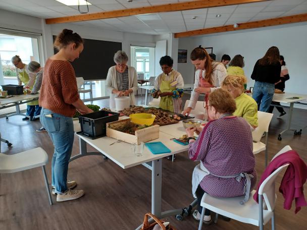 Cuisine en vadrouille : ateliers cuisine en zone rurale à destination des personnes «invisibles», en précarité alimentaire
